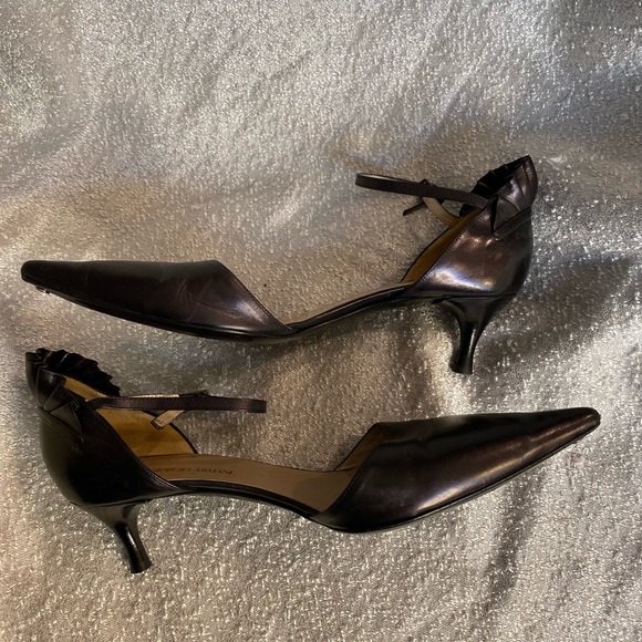 Giorgio Armani Leather Scalloped Accent 2" pumps w/logo charm size 40 - Picture 13 of 16